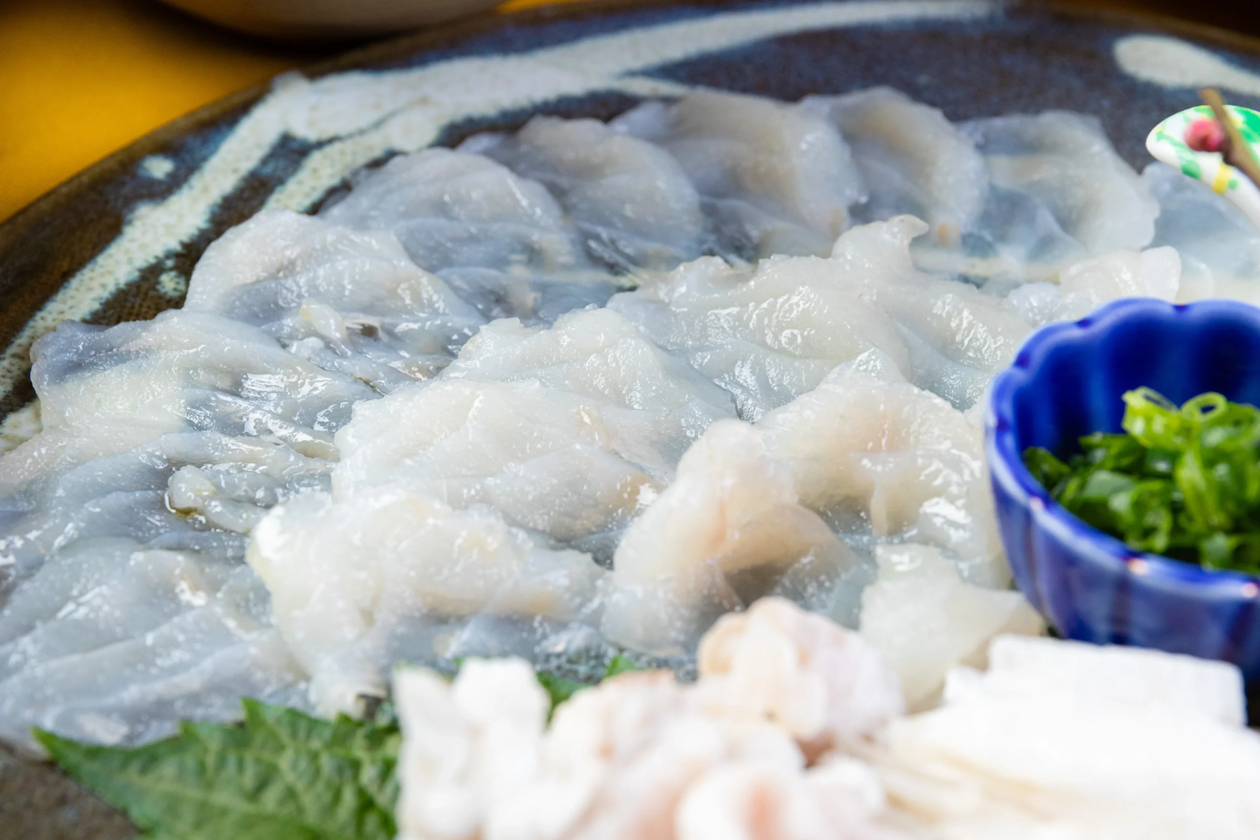 職人の技が光る「ふぐ薄造り」てっさ