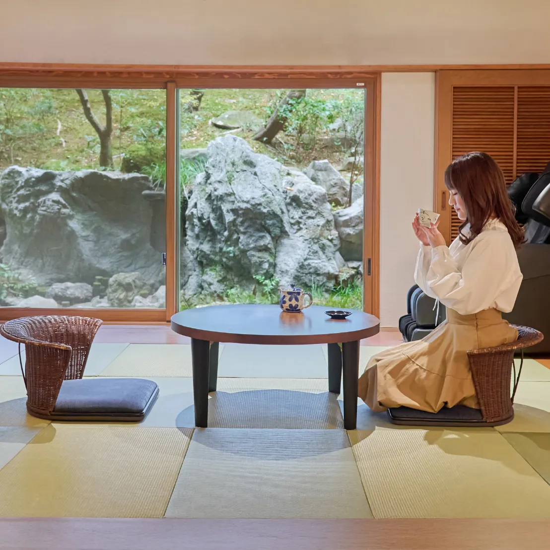 畳の部屋でくつろぐ女性